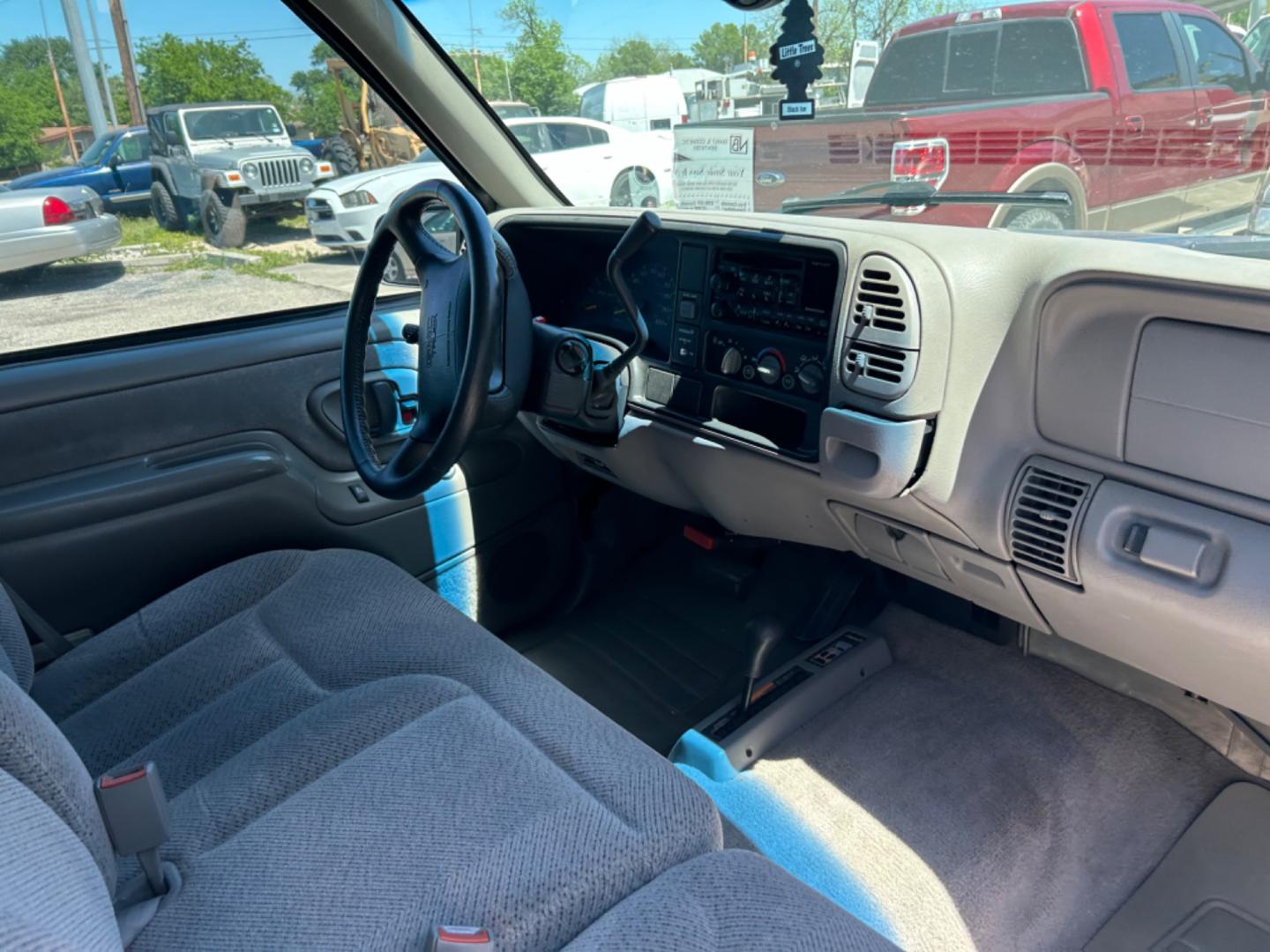 1997 Blue GMC Sierra C/K 1500 Sierra (1GTEK14R3VZ) with an 5.7L V8 F engine, Automatic transmission, located at 1687 Business 35 S, New Braunfels, TX, 78130, (830) 625-7159, 29.655487, -98.051491 - Photo#8